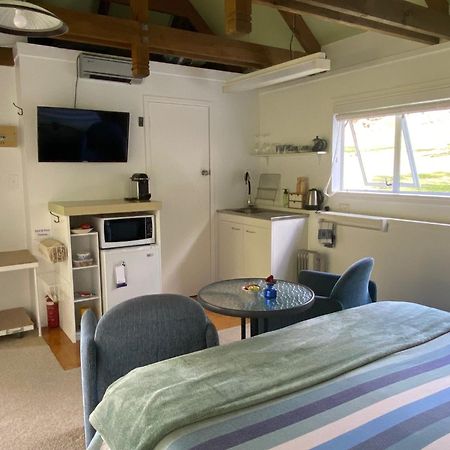 Superb Studio Retreat With Spa, Pool & Bbq Access Whanganui Eksteriør bilde