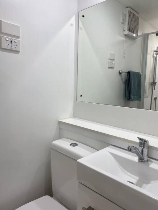 Superb Studio Retreat With Spa, Pool & Bbq Access Whanganui Eksteriør bilde
