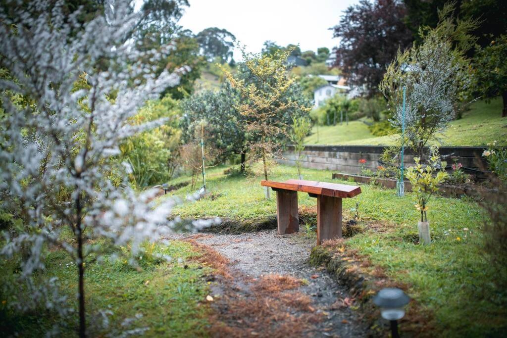 Superb Studio Retreat With Spa, Pool & Bbq Access Whanganui Eksteriør bilde